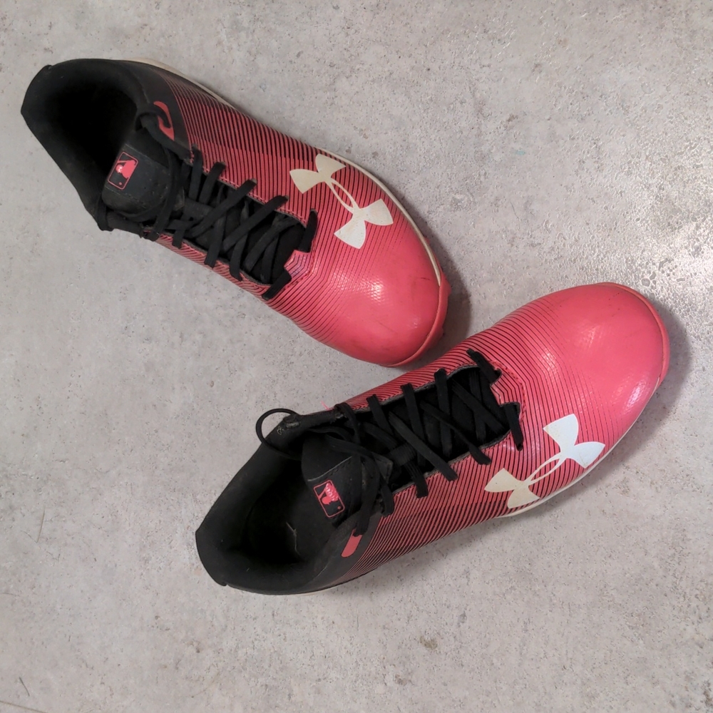 Girl's size 5 youth/7 women's Under Armour Cleats
